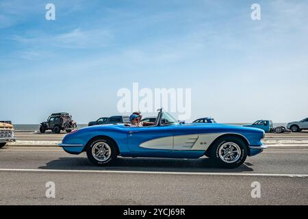 Gulfport, MS - 04. Oktober 2023: Weitwinkel-Seitenansicht eines 1960 Chevrolet Corvette Cabriolets auf einer lokalen Autoshow. Stockfoto