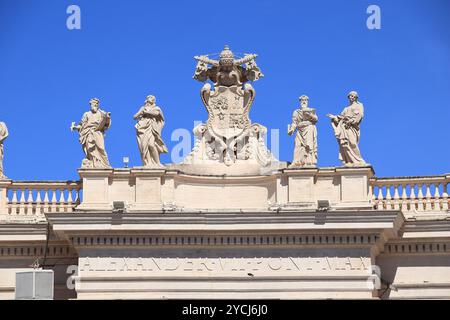 Petersdom Kolonnade mit Statuen, päpstlichem Wappen und Balustrade in Rom, Italien Stockfoto