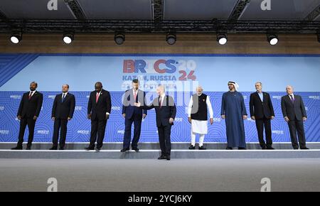 Kasan, Russland. 23. Oktober 2024. Der russische Präsident Wladimir Putin, Zentrum, eskortiert am zweiten Tag des 16. BRICS-Gipfels im Kasaner Kreml, 23. Oktober 2024 in Kasan, Tatarstan, Russland, die Staats- und Regierungschefs der Welt nach dem traditionellen Familienfoto. Von links nach rechts: Der äthiopische Premierminister Abiy Ahmed, der ägyptische Präsident Abdel Fattah el-Sisi, der südafrikanische Präsident Cyril Ramaphosa, der chinesische Präsident Xi Jinping, der russische Präsident Wladimir Putin, der indische Premierminister Narendra Modi, der Präsident der VAE Scheich Mohamed bin Zayed, der iranische Präsident Masoud Pezeshkian und der brasilianische FM Mauro Vieira. Kredit: Se Stockfoto