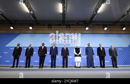 Kasan, Russland. 23. Oktober 2024. Der russische Präsident Wladimir Putin, Mitte, steht auf dem traditionellen Familienfoto am zweiten Tag des 16. BRICS-Gipfels im Kasaner Kreml am 23. Oktober 2024 in Kasan, Tatarstan, Russland, mit den führenden Persönlichkeiten der Welt zusammen. Von links nach rechts: Der äthiopische Premierminister Abiy Ahmed, der ägyptische Präsident Abdel Fattah el-Sisi, der südafrikanische Präsident Cyril Ramaphosa, der chinesische Präsident Xi Jinping, der russische Präsident Wladimir Putin, der indische Premierminister Narendra Modi, der Präsident der VAE Scheich Mohamed bin Zayed, der iranische Präsident Masoud Pezeshkian und der brasilianische FM Mauro Vieira. Gutschrift: Stockfoto