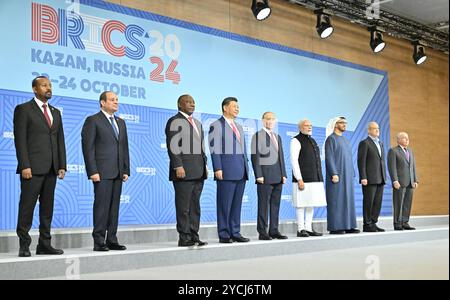 Kasan, Russland. 23. Oktober 2024. Der russische Präsident Wladimir Putin, Mitte, steht auf dem traditionellen Familienfoto am zweiten Tag des 16. BRICS-Gipfels im Kasaner Kreml am 23. Oktober 2024 in Kasan, Tatarstan, Russland, mit den führenden Persönlichkeiten der Welt zusammen. Von links nach rechts: Der äthiopische Premierminister Abiy Ahmed, der ägyptische Präsident Abdel Fattah el-Sisi, der südafrikanische Präsident Cyril Ramaphosa, der chinesische Präsident Xi Jinping, der russische Präsident Wladimir Putin, der indische Premierminister Narendra Modi, der Präsident der VAE Scheich Mohamed bin Zayed, der iranische Präsident Masoud Pezeshkian und der brasilianische FM Mauro Vieira. Gutschrift: Stockfoto