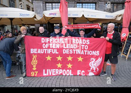 Leipzig, Deutschland. Oktober 2024. Fußball, Champions League, Vorrunde, Spieltag 3, RB Leipzig - Liverpool FC: Liverpool-Fans treffen sich vor einem Pub. Quelle: Sebastian Willnow/dpa/Alamy Live News Stockfoto