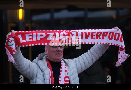 Leipzig, Deutschland. Oktober 2024. Fußball, Champions League, Vorrunde, Spieltag 3, RB Leipzig - Liverpool FC: A man verkauft Fanschals. Quelle: Sebastian Willnow/dpa/Alamy Live News Stockfoto