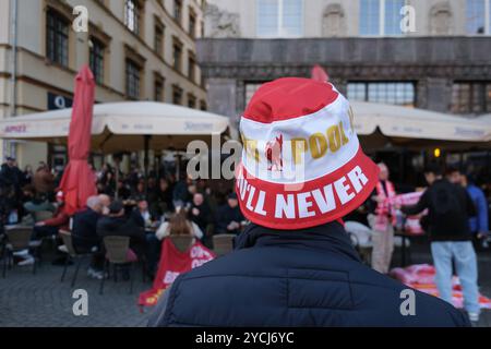 Leipzig, Deutschland. Oktober 2024. Fußball, Champions League, Vorrunde, Spieltag 3, RB Leipzig - Liverpool FC: Liverpool-Fans treffen sich vor einem Pub. Quelle: Sebastian Willnow/dpa/Alamy Live News Stockfoto