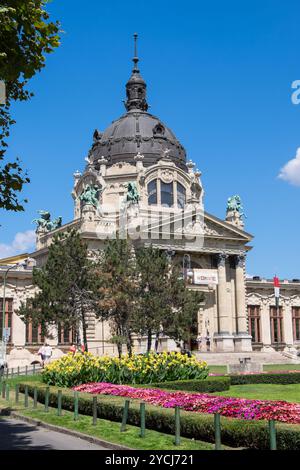 Gärten und Gebäude der Széchenyi Therme in Budapest, Ungarn Stockfoto