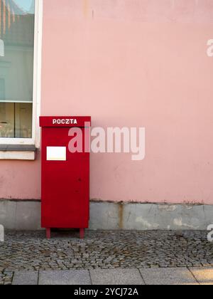 Roter Briefkasten an der Wand eines Gebäudes in Polen Stockfoto