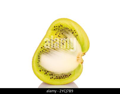 Eine Hälfte reifer saftiger Kiwi, Makro, isoliert auf weißem Hintergrund. Stockfoto