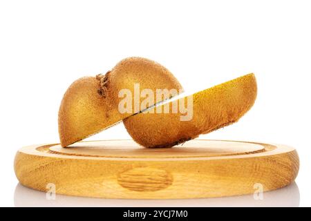 Zwei Hälften reifer saftiger Kiwi auf einem Holztablett, Makro, isoliert auf weißem Hintergrund. Stockfoto