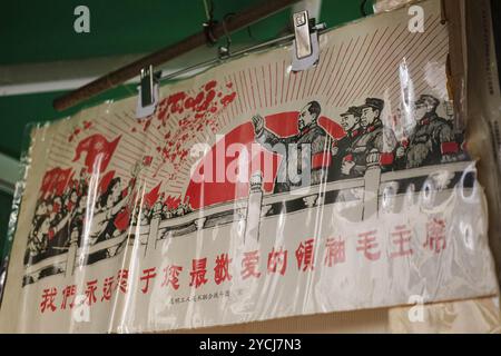 Hongkong, China. Oktober 2024. Ein Propagandaplakat von Mao TSE-tung wird auf einem lokalen Flohmarkt ausgestellt. (Kreditbild: © Keith Tsuji/ZUMA Press Wire) NUR REDAKTIONELLE VERWENDUNG! Nicht für kommerzielle ZWECKE! Stockfoto