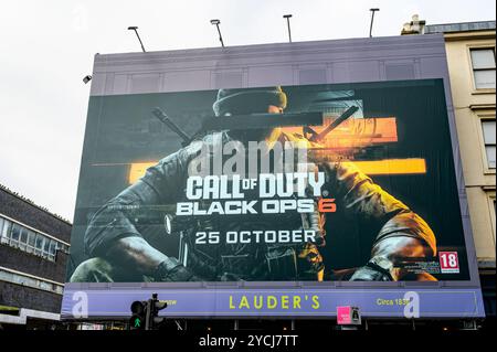 Reklametafeln für die bevorstehende Veröffentlichung von Call of Duty Black Ops 6 am 25. Oktober 2024 in Glasgow, Schottland, Großbritannien, Europa Stockfoto