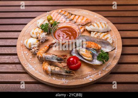 Snack aus Meeresfrüchten - Fisch, Tintenfisch, Garnelen, Muscheln auf Holz Stockfoto