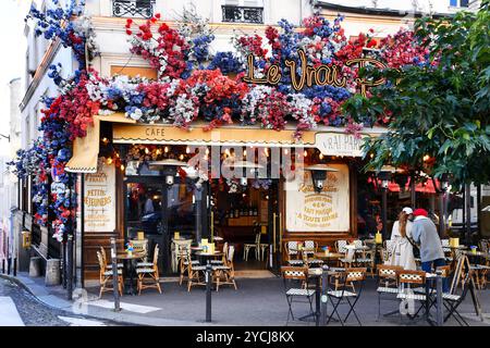 Le Vrai Paris Café in der Rue des Abbesses - Montmartre, Paris - Frankreich Stockfoto