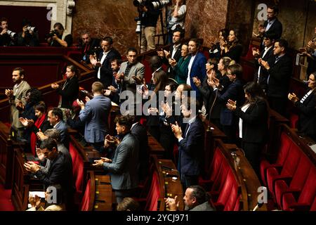 Paris, Frankreich. Oktober 2024. Die Abgeordneten der La France Insoumise-Gruppe applaudieren die Rede von Thomas Portes während der Fragen an die Regierungssitzung in der Nationalversammlung in Paris. Eine wöchentliche Sitzung der Befragung der französischen Regierung findet in der Nationalversammlung im Palais Bourbon statt. Quelle: SOPA Images Limited/Alamy Live News Stockfoto