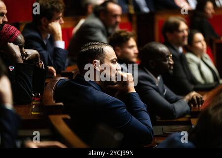 Paris, Frankreich. Oktober 2024. Sébastien Delogu, Stellvertreter der Gruppe La France Insoumise - Nouveau Front Populaire, bei den Fragen an die Regierungsperiode in der Nationalversammlung in Paris. Eine wöchentliche Sitzung der Befragung der französischen Regierung findet in der Nationalversammlung im Palais Bourbon statt. Quelle: SOPA Images Limited/Alamy Live News Stockfoto