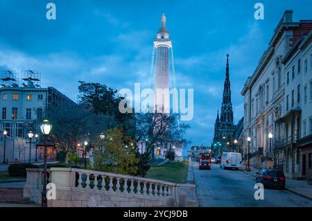 Spaziergang durch die Straßen von Mount Vernon an einer kalten Dezembernacht, Baltimore MD USA Stockfoto