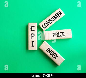 CPI - Symbol für Verbraucherpreisindex. Konzeptwort CPI auf Holzblöcken. Schöner grüner Hintergrund. Business- und CPI-Konzept. Kopierbereich. Stockfoto