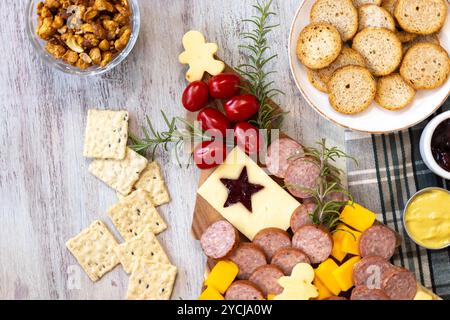 Schließen Sie oben Wurstwaren Brett Feiertag Weihnachtsfeier Essen Tablett auf weißem Hintergrund Stockfoto