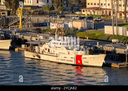 Los Angeles, Kalifornien, USA - 13. Januar 2024: Das schnelle Patrouillenboot der United States Coast Guard vertäut an seiner Basis im Hafen von Los Angeles Stockfoto