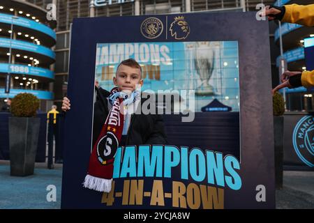 Fans posieren für ein Foto vor dem Etihad Stadium vor der UEFA Champions League, League Stage Manchester City gegen Sparta Prague im Etihad Stadium, Manchester, Großbritannien, 23. Oktober 2024 (Foto: Mark Cosgrove/News Images) Stockfoto