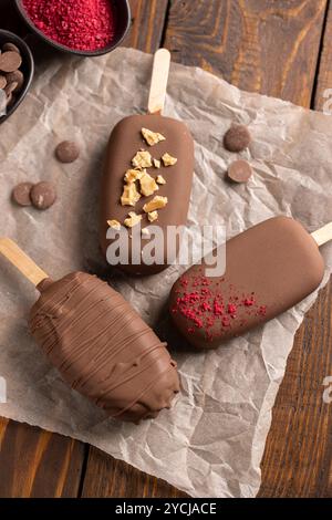 Eis auf einem Stock in Schokoladenglasur Stockfoto