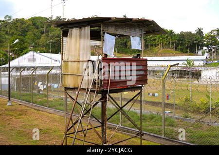 Panama City, Panama - 22. Januar 2024: Wachturm in einem Gefängnis am Stadtrand von Panama City Stockfoto