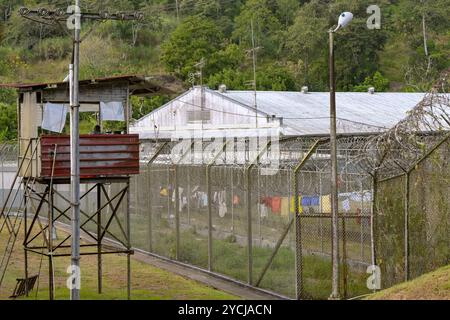 Panama City, Panama - 22. Januar 2024: Wachturm in einem Gefängnis am Stadtrand von Panama City Stockfoto