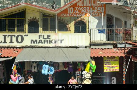 Acapulco, Mexiko - 17. Januar 2024: Menschen in einem Geschäft in der Altstadt von Acapulco Stockfoto