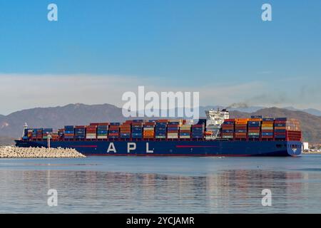 Manzanillo, Colima, Mexiko – 16. Januar 2024: Das Containerschiff APL Yangshan, das von der Reederei APL betrieben wird und den Hafen von Manzanillo verlässt Stockfoto