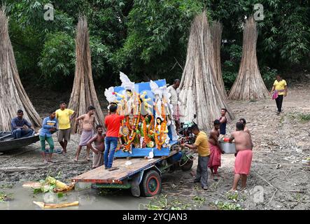 Das Idol der Göttin Durga wird im Flussgebiet des abgelegenen Dorfes Westbengalen in Indien eingetaucht. Stockfoto