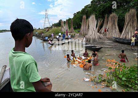 Das Idol der Göttin Durga wird im Flussgebiet des abgelegenen Dorfes Westbengalen in Indien eingetaucht. Stockfoto