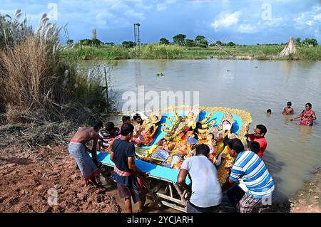 Das Idol der Göttin Durga wird im Flussgebiet des abgelegenen Dorfes Westbengalen in Indien eingetaucht. Stockfoto