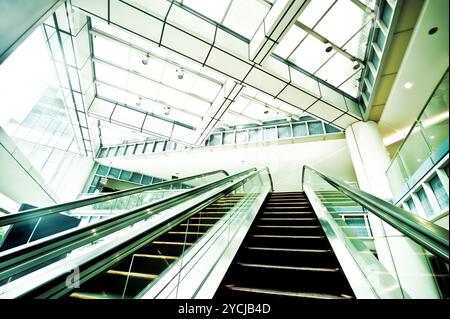 Rolltreppe im modernen Businesscenter Stockfoto