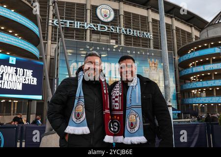 Manchester, Großbritannien. Oktober 2024. Fans posieren für ein Foto vor dem Etihad Stadium vor der UEFA Champions League, League Stage Manchester City gegen Sparta Prag im Etihad Stadium, Manchester, Großbritannien, 23. Oktober 2024 (Foto: Mark Cosgrove/News Images) in Manchester, Großbritannien am 23. Oktober 2024. (Foto: Mark Cosgrove/News Images/SIPA USA) Credit: SIPA USA/Alamy Live News Stockfoto