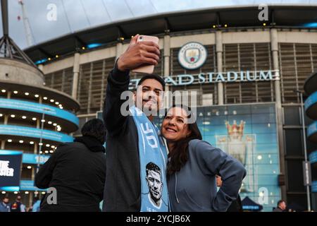 Manchester, Großbritannien. Oktober 2024. Fans posieren für ein Foto vor dem Etihad Stadium vor der UEFA Champions League, League Stage Manchester City gegen Sparta Prag im Etihad Stadium, Manchester, Großbritannien, 23. Oktober 2024 (Foto: Mark Cosgrove/News Images) in Manchester, Großbritannien am 23. Oktober 2024. (Foto: Mark Cosgrove/News Images/SIPA USA) Credit: SIPA USA/Alamy Live News Stockfoto