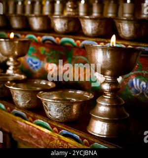 Brennende Öllampen im buddhistischen Kloster Stockfoto