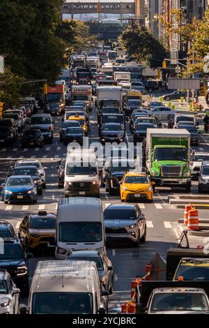 Auf der Tenth Avenue in New York steigt der Verkehr wieder auf und nähert sich dem Lincoln Tunnel am Donnerstag, 17. Oktober 2024. (© Richard B. Levine) Stockfoto