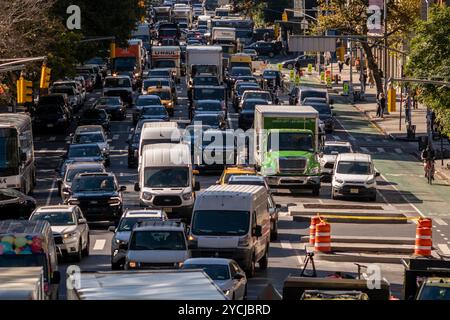 Auf der Tenth Avenue in New York steigt der Verkehr wieder auf und nähert sich dem Lincoln Tunnel am Donnerstag, 17. Oktober 2024. (© Richard B. Levine) Stockfoto