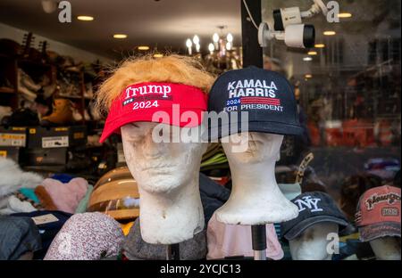 Laden, in dem Harris und Trump Kopfbedeckungen am Samstag, 19. Oktober 2024 in Chelsea in New York verkauft werden. (© Richard B. Levine) Stockfoto