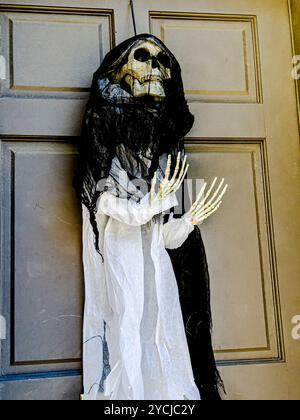 Halloween Skelett an der Tür eines Stadthauses in Greenwich Village, New York City, New York, USA Stockfoto