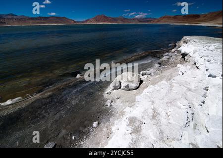 Indische Himalaya-Landschaft mit Salzsee TSO Kar Stockfoto