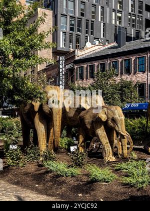 Skulpturen der Great Elephant Migration vom Coexistence Collective, die von indigenen Künstlern aus der Lantana Camara in New York City gebaut wurden Stockfoto