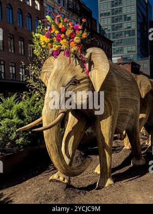 Skulptur der Großen Elefantenwanderung des Coexistence Collective, die von indigenen Handwerkern aus der Lantana Camara in New York City gebaut wurde Stockfoto