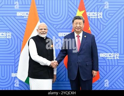 Kasan, Russland. Oktober 2024. Der chinesische Präsident Xi Jinping trifft sich am Rande des 16. BRICS-Gipfels in Kasan, Russland, am 23. Oktober 2024 mit dem indischen Premierminister Narendra Modi. Quelle: Shen Hong/Xinhua/Alamy Live News Stockfoto