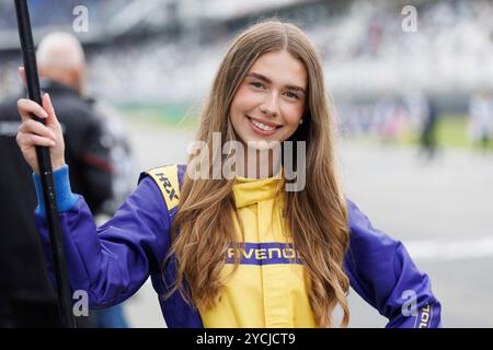 Hockenheim, Deutschland. Oktober 2024. Grid-Girl, 19.10.2024, Hockenheim (Deutschland), Motorsport, ADAC GT Masters, Hockenheimring 2024 Credit: dpa/Alamy Live News Stockfoto