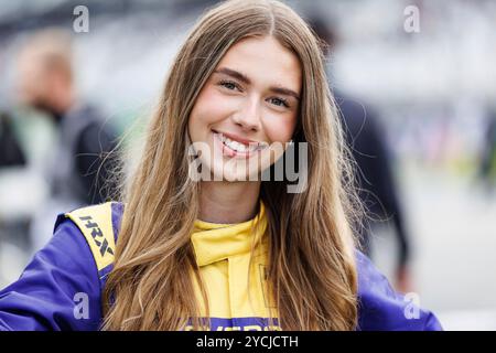 Hockenheim, Deutschland. Oktober 2024. Grid-Girl, 19.10.2024, Hockenheim (Deutschland), Motorsport, ADAC GT Masters, Hockenheimring 2024 Credit: dpa/Alamy Live News Stockfoto