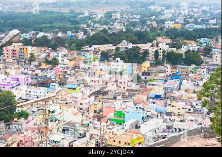 Thanjavur (Trichy) Stadt. Stadtbild von überfüllten indische Stadt mit leuchtend bunten Häusern. Süd-Indien, Tamil Nadu Stockfoto