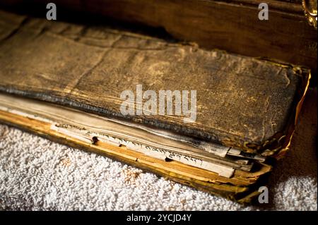 Buddhistische Gebetbuch mit Mantras tibetischen Spituk Kloster. Indien, Ladakh, Leh, Spituk Gompa Stockfoto