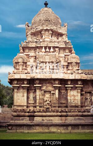 Gangaikonda Cholapuram Tempel über blauem Himmel. Großartige Architektur des Hindutempels, der Shiva gewidmet ist. Südindien, Tamil Nadu, Tha Stockfoto