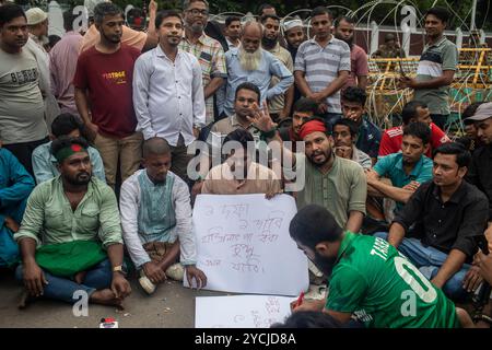 Dhaka, Bangladesch. Oktober 2024. Die Demonstranten machen Plakate, auf denen ihre Meinung während der Demonstration zum Ausdruck kommt. Mitglieder der Strafverfolgungsbehörden sind in Alarmbereitschaft vor Bangabhaban. Der Haupteingang des Hauses des Präsidenten (Bangabhaban), wo Demonstranten vor ihm eine Demonstration veranstalten, in der sie den Rücktritt von Präsident Mohammed Shahabuddin fordern, nachdem er über den Rücktritt des ehemaligen Premierministers Scheich Hasina in Dhaka, Bangladesch, gesprochen hatte. Quelle: SOPA Images Limited/Alamy Live News Stockfoto