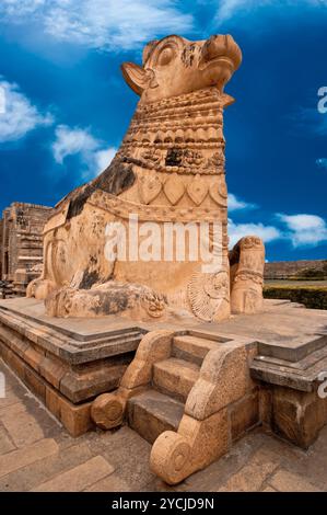 Große Statue des Nandi Bullen vor dem Hindu Gangaikonda Cholapuram Tempel. Im Hinduismus ist Nandi ein Shiva-Fahrzeug. Südindischer Bogen Stockfoto